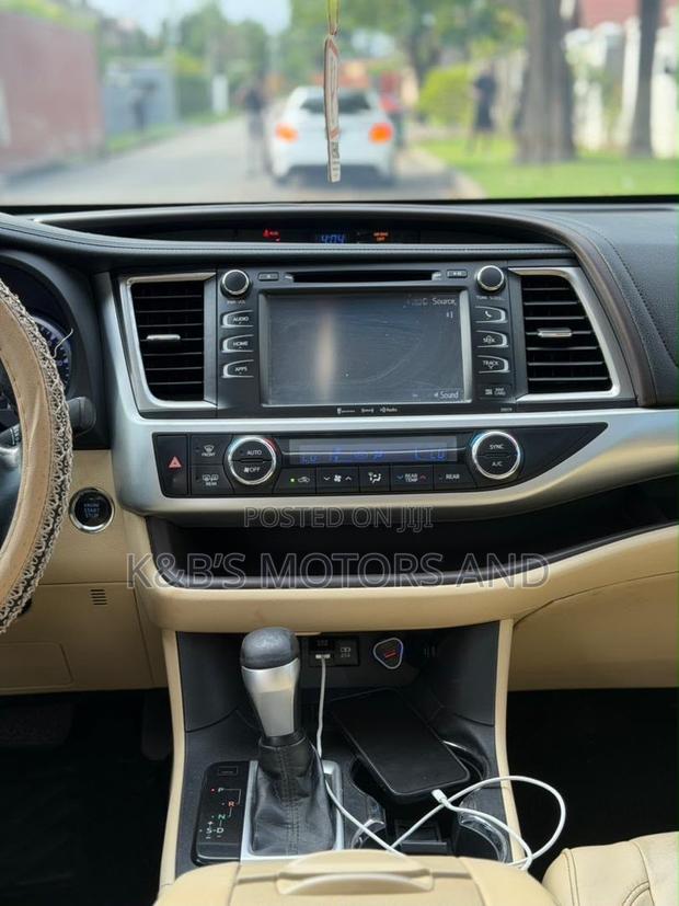 Toyota Highlander XLE 4x4 V6 (3.5L 6cyl 8A) 2018 Burgundy