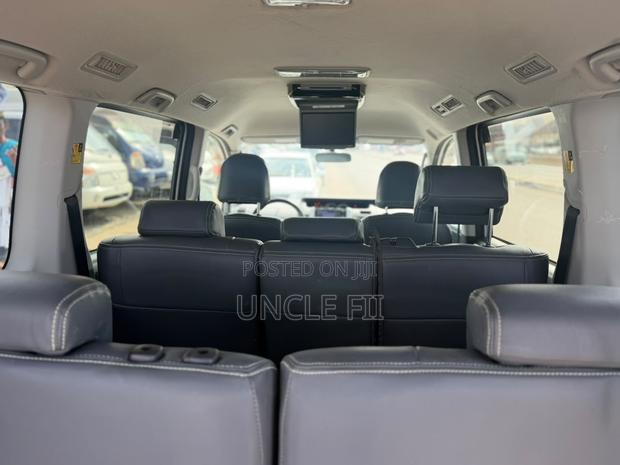 Toyota Voxy V 2WD 8-Seater 2010 Blue