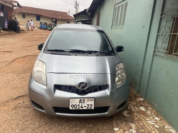 Toyota Vitz 2010 Silver