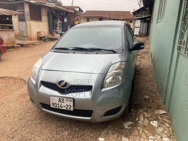 Toyota Vitz 2010 Silver