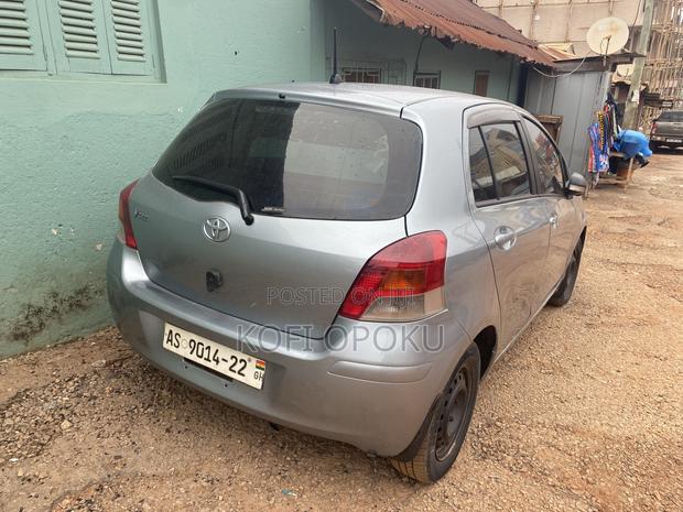 Toyota Vitz 2010 Silver