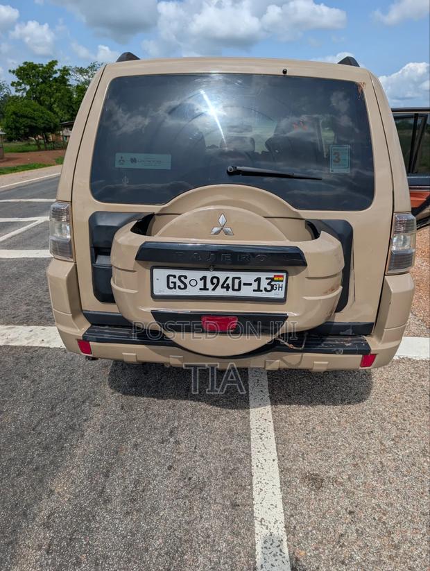 Mitsubishi Pajero IO 2013 Gold