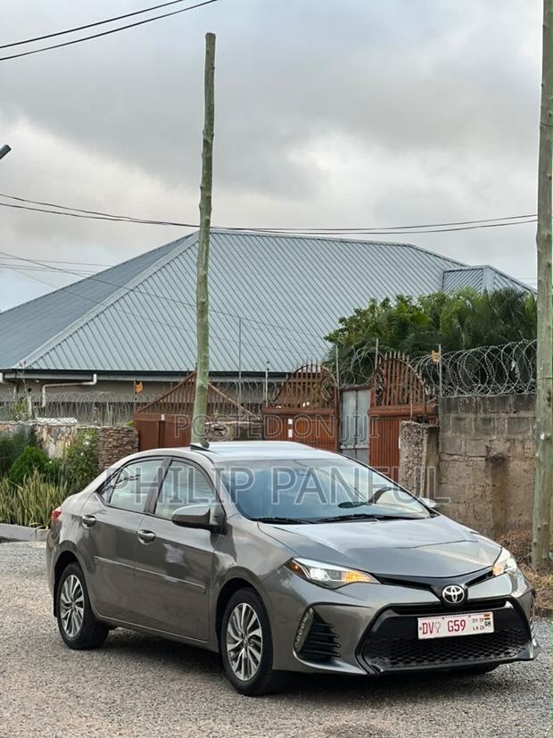 Toyota Corolla XLE 4dr Sedan (1.8L 4cyl CVT) 2017 Brown
