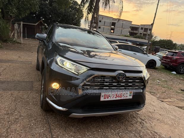 Toyota RAV4 2021 Gray
