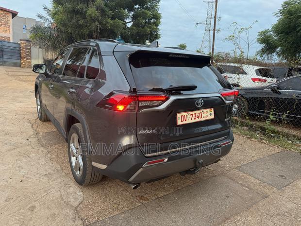 Toyota RAV4 2021 Gray