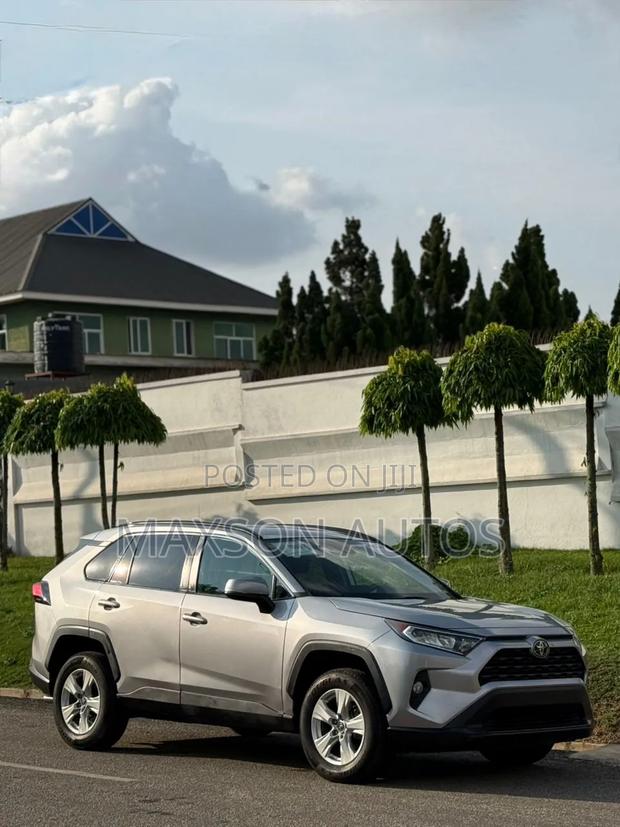 Toyota RAV4 2021 Silver