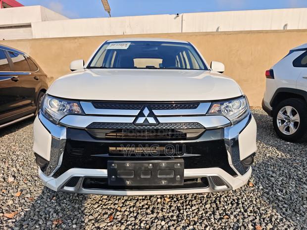 Mitsubishi Outlander 2021 White