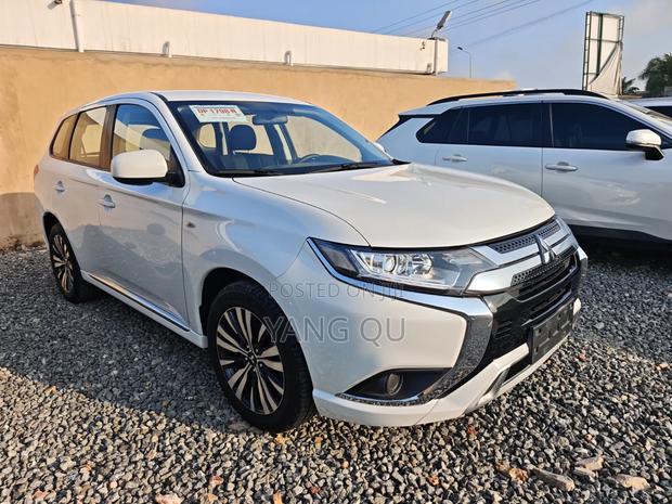 Mitsubishi Outlander 2021 White