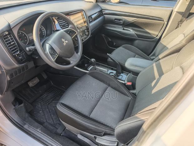 Mitsubishi Outlander 2021 White