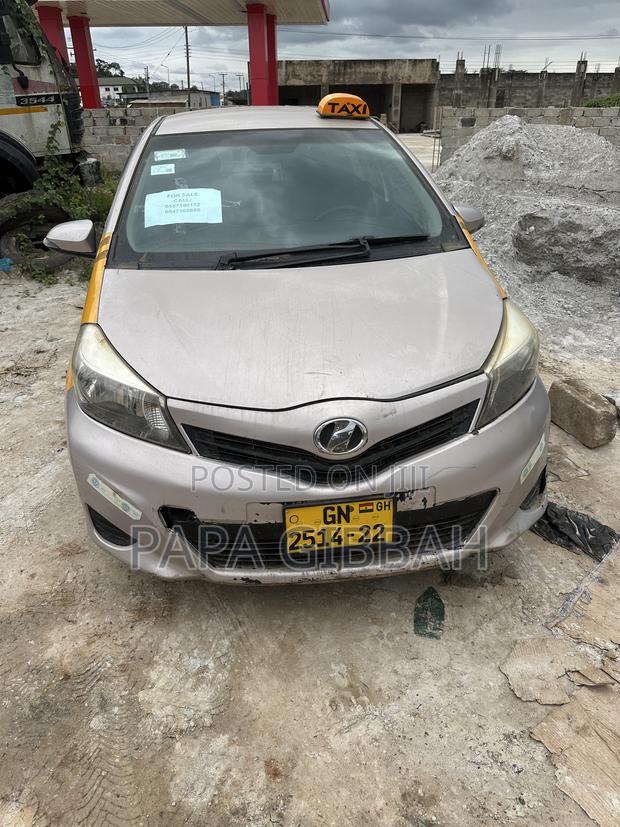 Toyota Vitz 2012 Silver
