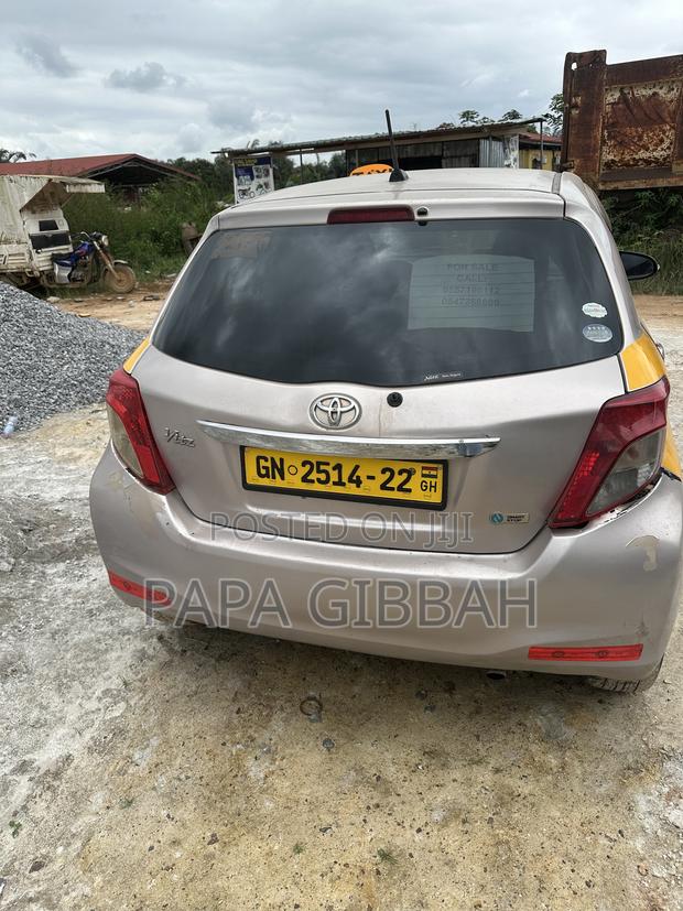 Toyota Vitz 2012 Silver