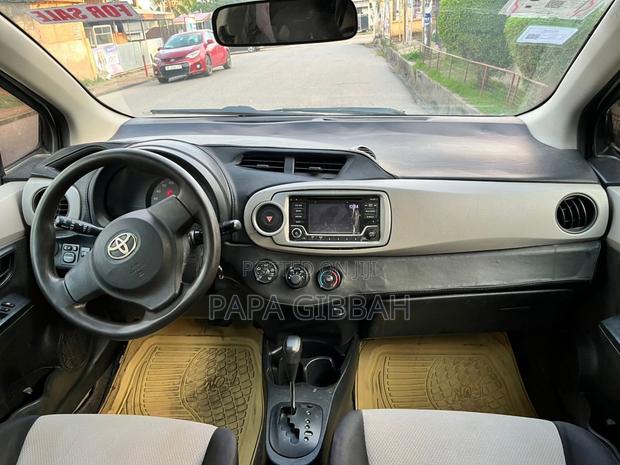 Toyota Vitz 2012 Silver