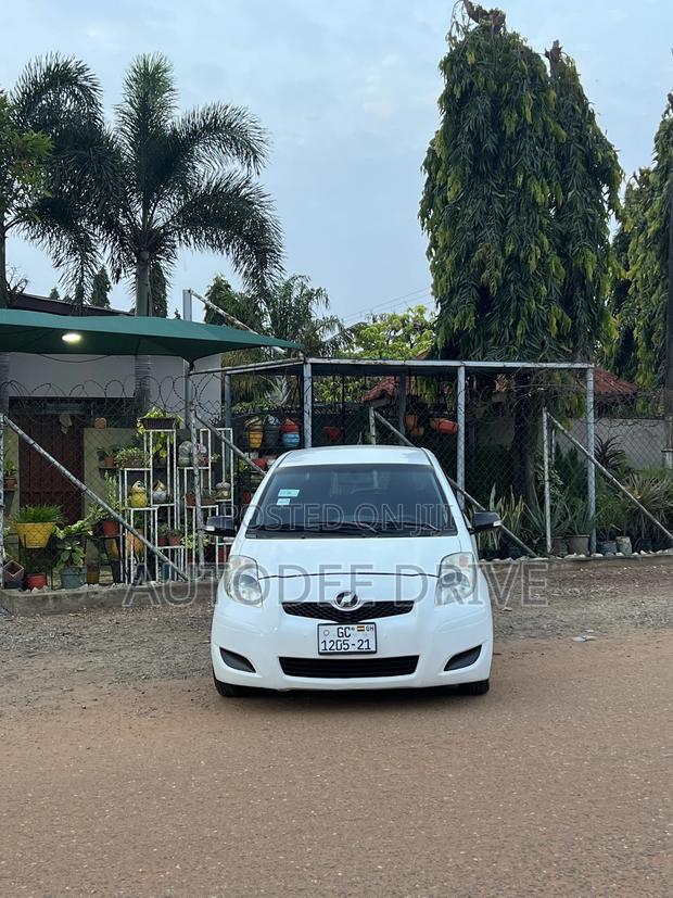 Toyota Vitz 2009 White
