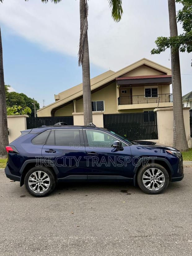Toyota RAV4 XLE Premium AWD 2023 Blue