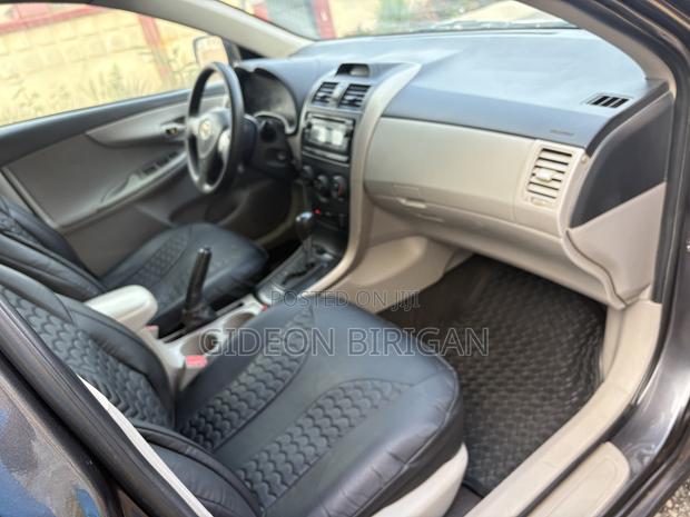 Toyota Corolla LE 4dr Sedan (1.8L 4cyl 4A) 2013 Gray