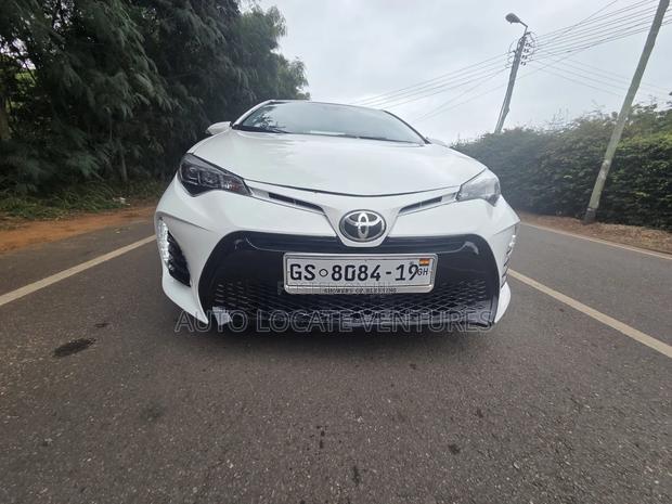 Toyota Corolla SE (1.8L 4cyl 6M) 2018 White