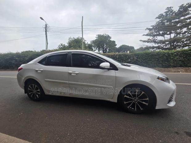 Toyota Corolla SE (1.8L 4cyl 6M) 2018 White
