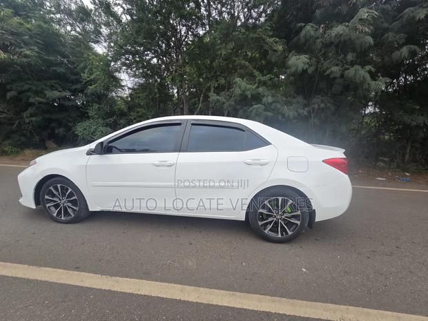 Toyota Corolla SE (1.8L 4cyl 6M) 2018 White