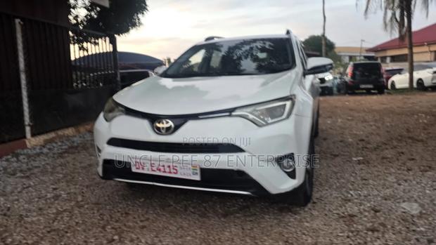 Toyota RAV4 XLE 4dr SUV (2.5L 4cyl 6A) 2018 White