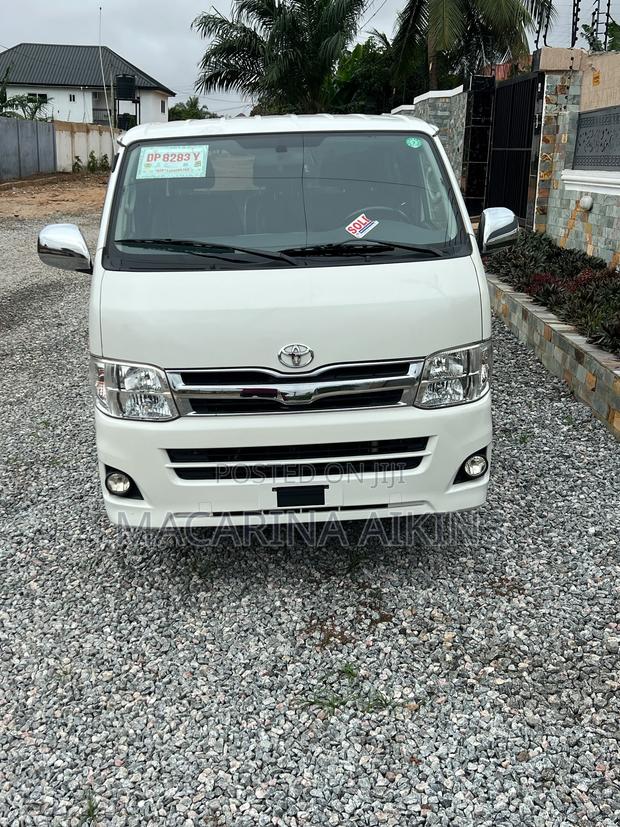 Toyota Grand HiAce 2002 White