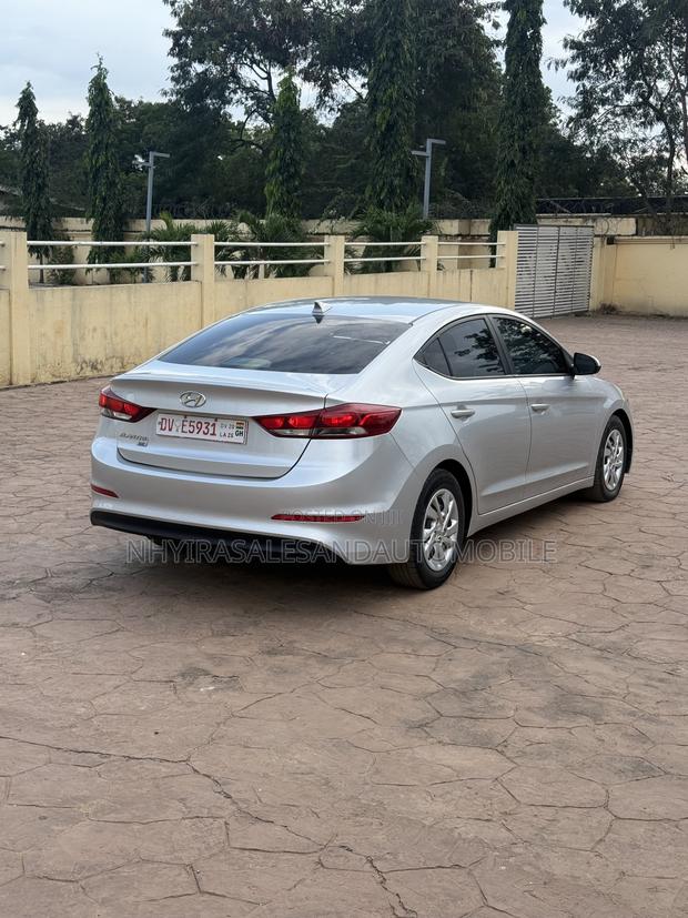 Hyundai Elantra SE Sedan FWD (2.0L 4cyl 6M) 2017 Silver