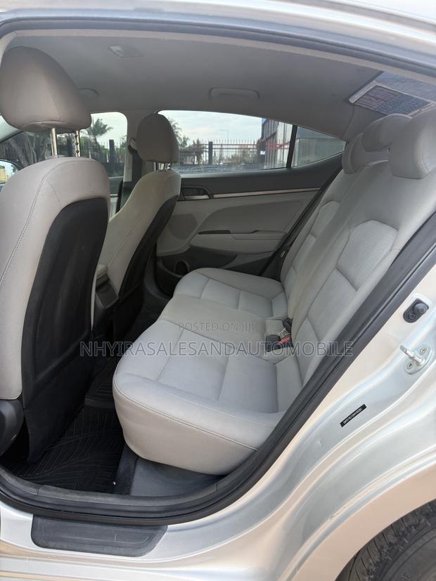 Hyundai Elantra SE Sedan FWD (2.0L 4cyl 6M) 2017 Silver