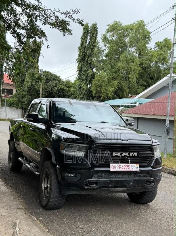 RAM 1500 Classic Express Quad Cab 4WD SB 2023 Black