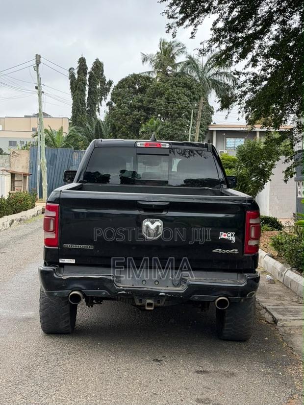 RAM 1500 Classic Express Quad Cab 4WD SB 2023 Black