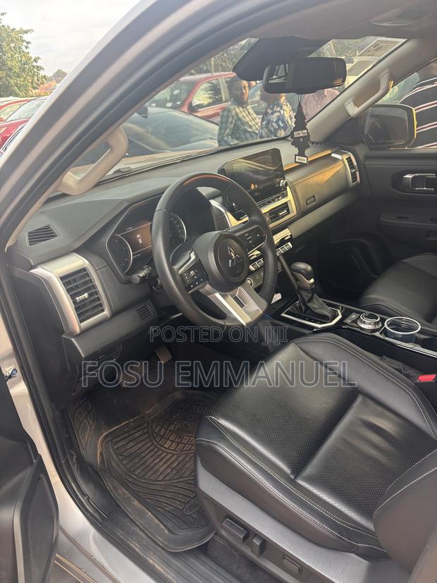 Mitsubishi L200 2025 Silver