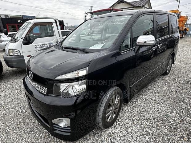 Toyota Voxy V 2WD 7-Seater 2011 Black