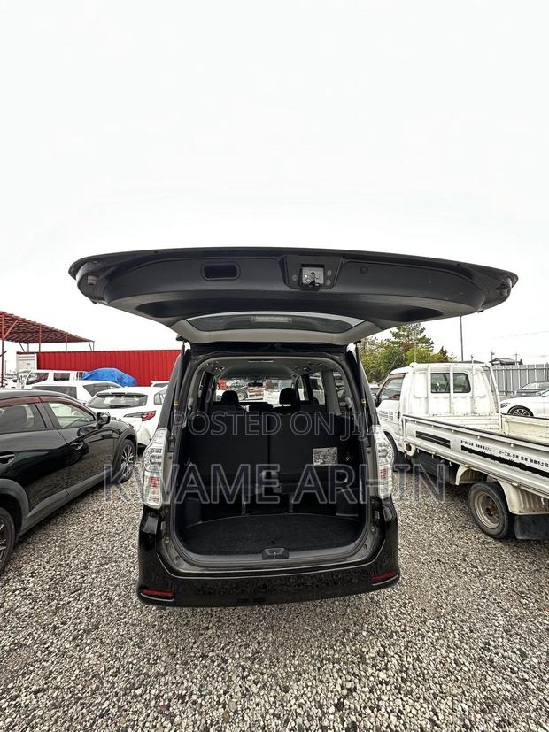 Toyota Voxy V 2WD 7-Seater 2011 Black