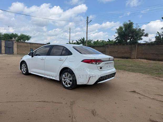 Toyota Corolla LE 2021 White