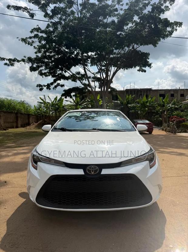 Toyota Corolla LE 2021 White