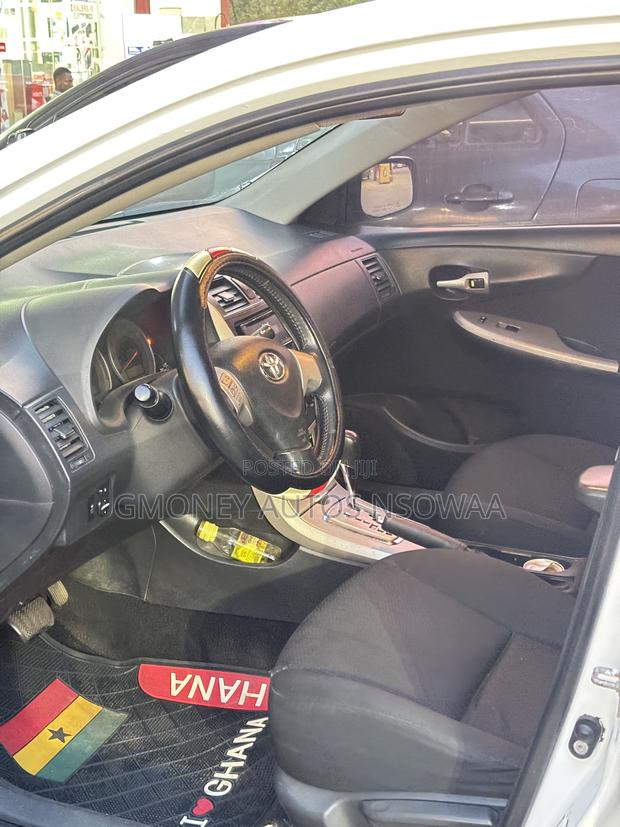 Toyota Corolla Base 4dr Sedan (1.8L 4cyl 5M) 2010 White