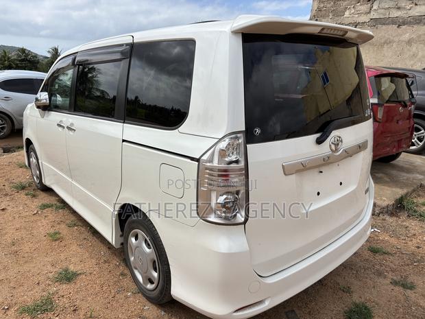 Toyota Voxy V 4WD 8-Seater 2010 White