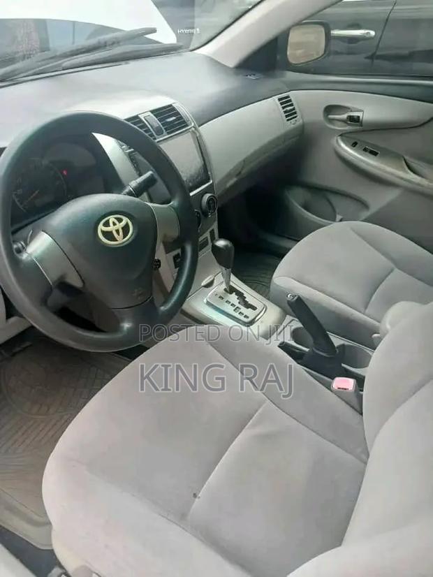Toyota Corolla LE 4dr Sedan (1.8L 4cyl 4A) 2012 Silver