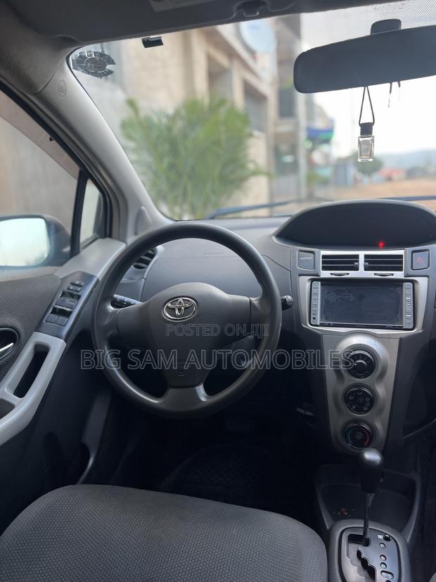 Toyota Vitz 2010 Silver