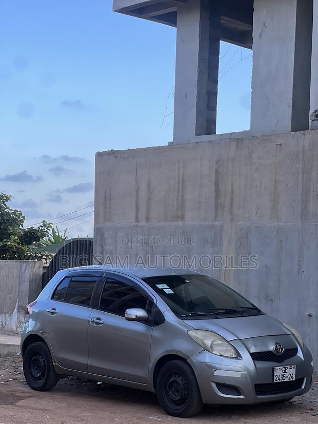 Toyota Vitz 2010 Silver