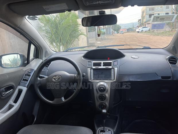 Toyota Vitz 2010 Silver