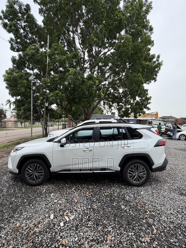 Toyota RAV4 XLE Premium FWD 2023 Black