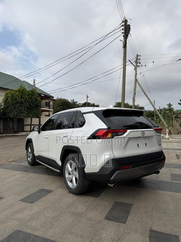 Toyota RAV4 XLE Premium FWD 2023 White