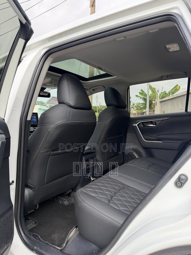 Toyota RAV4 XLE Premium FWD 2023 White