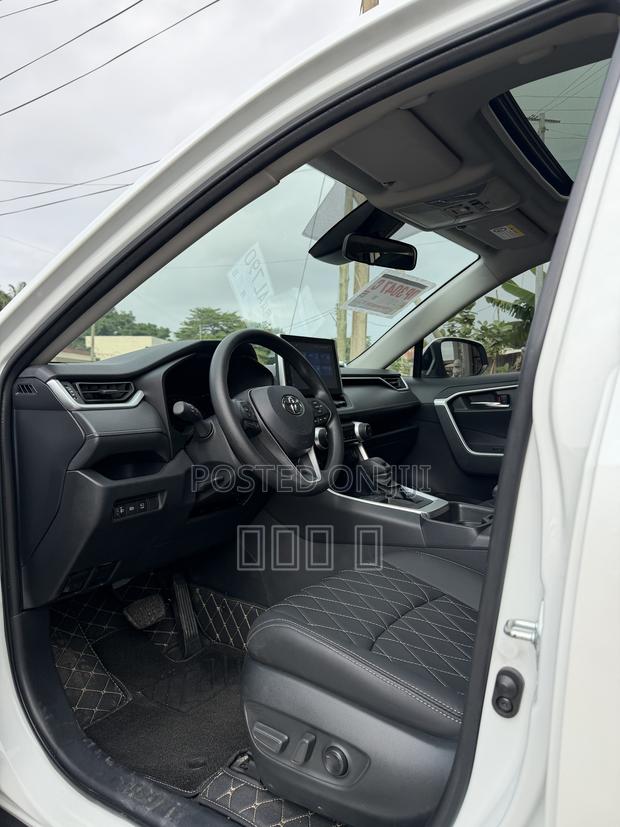 Toyota RAV4 XLE Premium FWD 2023 White