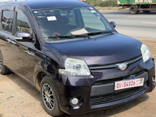 Toyota Sienta 1.5 FWD (6-seater) 2015 Purple