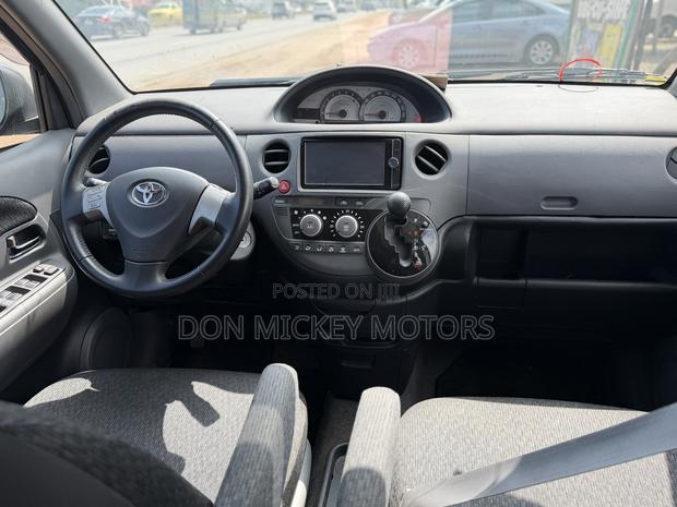 Toyota Sienta 1.5 FWD (6-seater) 2015 Purple