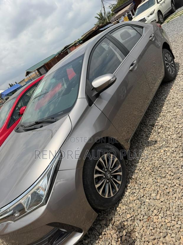 Toyota Corolla SE 4dr Sedan (1.8L 4cyl CVT) 2017 Beige