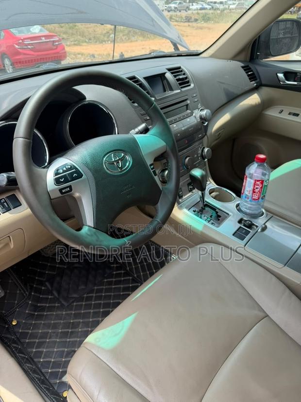 Toyota Highlander SE 2012 Black