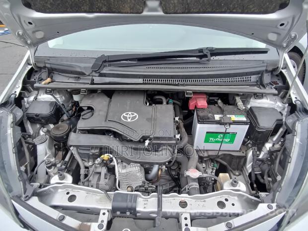 Toyota Vitz 2016 Silver