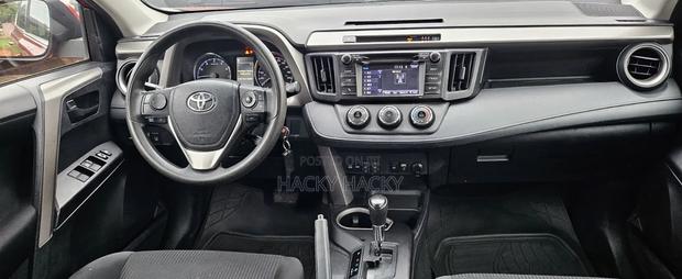 Toyota RAV4 LE 4dr SUV (2.5L 4cyl 6A) 2018 Red