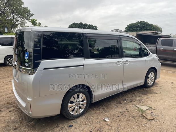 Toyota Voxy V 2WD 8-Seater 2014 Silver